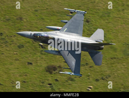 Il USAF F16 a basso livello Foto Stock