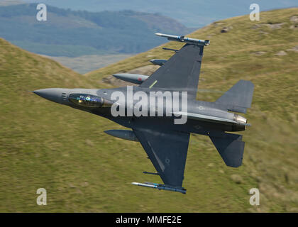 Il USAF F16 a basso livello Foto Stock