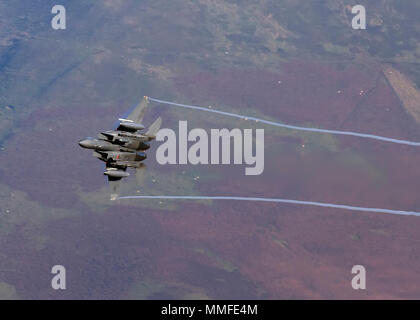 Il USAF F16 a basso livello Foto Stock