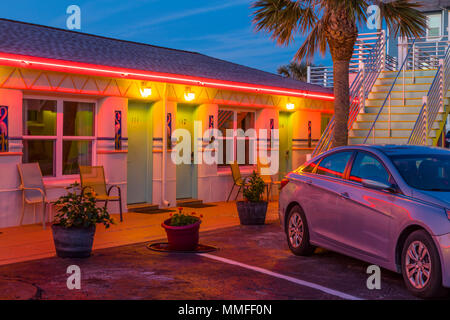 Vista notturna degli anni cinquanta Art Deco Magic Beach Motel in spiaggia Vilano vicino a Saint Augustine, Florida Foto Stock