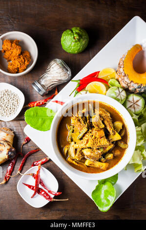Cibo tailandese : i visceri di pesce sgombro panza hot curry piccante o organi di pesce sour zuppa di verdure su un tavolo di legno,lingua Thai è Kang Tai Pla Foto Stock