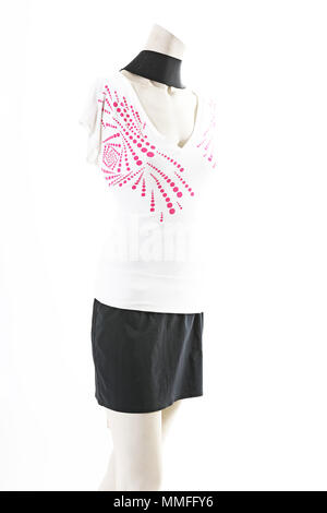 Top bianco shirt nero con mini gonna su manichino full body shop display. Moda Donna stili, vestiti di bianco su sfondo per studio. Foto Stock