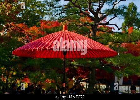 Rosso giapponese ombrellino in giardino Eikando in Kyoto Foto Stock