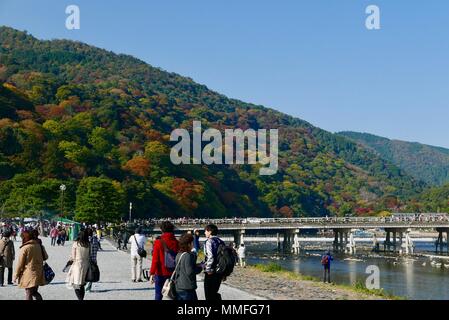 Rosso giapponese ombrellino in giardino Eikando in Kyoto Foto Stock