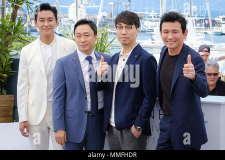 Cannes, Francia. 11 Maggio, 2018. Ju Ji-hoon, Lee Sung-min, Yoon Jong-bin e Hwang Jung-min a "Spy andato Nord' photocall venerdì 11 maggio 2018 come parte della settantunesima Cannes Film Festival tenutosi presso il Palais des Festivals, Cannes. Nella foto: Ju Ji-hoon, Lee Sung-min, Yoon Jong-bin , Hwang Jung-min. Foto di Julie Edwards. Credito: Julie Edwards/Alamy Live News Foto Stock