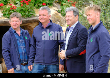 RHS Malvern Festa della Primavera - Venerdì 11 Maggio 2018 - Alan Titchmarsh con il team dal Villaggio Verde giardino i progettisti a Billy's Cave visualizza giardino - Foto Steven Maggio / Alamy Live News Foto Stock