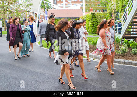 Boodles Festival di Maggio, Giorno 3 Chester Races. Chester, Regno Unito. 11 maggio 2018. Scommesse una abbondante su questa enorme horse racing event al terzo giorno del Boodles Festival di maggio presso il Chester Racecourse. Alta spiriti e belle mode erano all'ordine del giorno come racegoers accorrevano a questo favoloso evento nell'Horse Racing calendario. Credito: Cernan Elias/Alamy Live News Foto Stock