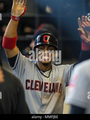 Milwaukee, WI, Stati Uniti d'America. 9 maggio 2018. Cleveland Indians shorstop Francisco Lindor #12 dopo rigature durante il Major League Baseball gioco tra il Milwaukee Brewers e Cleveland Indians a Miller Park di Milwaukee, WI. John Fisher/CSM/Alamy Live News Foto Stock