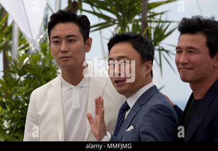 Cannes, Francia. 11 maggio 2018. Gli attori Jung-min Hwang, Sung-min Lee e attore Ji-Hoon Ju al Gongjak (Spy andato nord) Pellicola fotografica chiamata al momento della settantunesima Cannes Film Festival, venerdì 11 maggio 2018, Cannes, Francia. Photo credit: Doreen Kennedy Credit: Doreen Kennedy/Alamy Live News Foto Stock