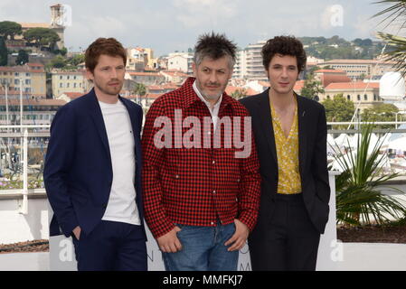Cannes, Francia. 11 Maggio, 2018. CANNES, Francia - 11 Maggio: (L-R) attore Pierre Deladonchamps, direttore Christophe Honore e attore Vincent Lacoste assiste il photocall per 'Siamo spiacenti Angel (Plaire, Aimer Et Courir Vite)' durante la settantunesima annuale di Cannes Film Festival presso il Palais des Festivals il 11 maggio 2018 a Cannes, Francia. Credito: Federico Injimbert/ZUMA filo/Alamy Live News Foto Stock