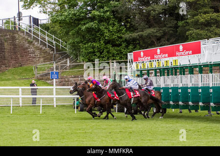 Start Gate come la gara si avvia a Chester, Regno Unito. Homeserve Huxley Stakes maggio 2018. Credit: MediaWorldimages/AlamyLiveNews Foto Stock