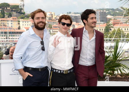 Cannes, Francia. 11 Maggio, 2018. CANNES, Francia - 11 Maggio: Attore Lorenzo Ferro (C) fa un gesto a mano come egli si pone con gli attori Peter Lanzani (L) e chino Darin (R) frequentano il photocall per 'El Angel' durante la settantunesima annuale di Cannes Film Festival presso il Palais des Festivals il 11 maggio 2018 a Cannes, Francia. Credito: Federico Injimbert/ZUMA filo/Alamy Live News Foto Stock