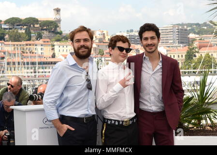 Cannes, Francia. 11 Maggio, 2018. CANNES, Francia - 11 Maggio: Attore Lorenzo Ferro (C) fa un gesto a mano come egli si pone con gli attori Peter Lanzani (L) e chino Darin (R) frequentano il photocall per 'El Angel' durante la settantunesima annuale di Cannes Film Festival presso il Palais des Festivals il 11 maggio 2018 a Cannes, Francia. Credito: Federico Injimbert/ZUMA filo/Alamy Live News Foto Stock