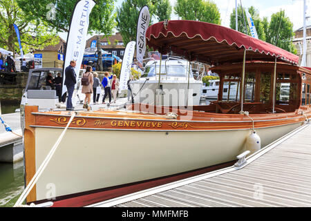 St Katherine Docks, Londra, 11 maggio 2018. Il 'Genevieve', signori di lanciare e splendidamente ristrutturato e ora per il noleggio. Ora nel suo quarto anno e tenuto a un iconico marina vicino al cuore della città di Londra e al Tower Bridge, London On-Water è un On-Water Boat Show e festival, dove gli yacht, barche, auto e tutta una serie di altre aziende può essere visto sia in acqua che a terra. Si va dal maggio 10-12. Credito: Imageplotter News e sport/Alamy Live News Foto Stock