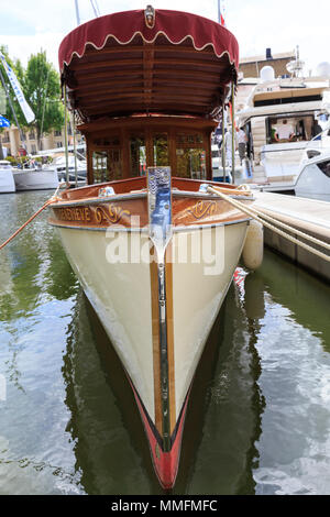 St Katherine Docks, Londra, 11 maggio 2018. Il 'Genevieve', signori di lanciare e splendidamente ristrutturato e ora per il noleggio. Ora nel suo quarto anno e tenuto a un iconico marina vicino al cuore della città di Londra e al Tower Bridge, London On-Water è un On-Water Boat Show e festival, dove gli yacht, barche, auto e tutta una serie di altre aziende può essere visto sia in acqua che a terra. Si va dal maggio 10-12. Credito: Imageplotter News e sport/Alamy Live News Foto Stock