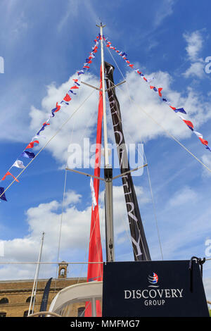 St Katherine Docks, Londra, 11 maggio 2018. Ora nel suo quarto anno e tenuto a un iconico marina vicino al cuore della città di Londra e al Tower Bridge, London On-Water è un On-Water Boat Show e festival, dove gli yacht, barche, auto e tutta una serie di altre aziende può essere visto sia in acqua che a terra. Si va dal maggio 10-12. Credito: Imageplotter News e sport/Alamy Live News Foto Stock