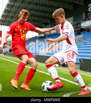 Chesterfield, Regno Unito. Xi maggio, Chesterfield Stadium, Chesterfield, Inghilterra; UEFA Under 17 Campionati Europei, Belgio v Danimarca; Thomas Gundelund Nielsen di Danimarca prende il Tibo Persyn del Belgio Credit: Azione Plus immagini di sport/Alamy Live News Foto Stock