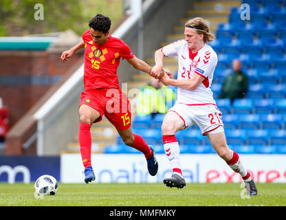 Chesterfield, Regno Unito. Xi maggio, Chesterfield Stadium, Chesterfield, Inghilterra; UEFA Under 17 Campionati Europei, Belgio v Danimarca; Halim Timassi del Belgio assume Mikkel Kaufmann Sorensen della Danimarca Credit: Azione Plus immagini di sport/Alamy Live News Foto Stock