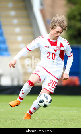 Chesterfield, Regno Unito. Xi maggio, Chesterfield Stadium, Chesterfield, Inghilterra; UEFA Under 17 Campionati Europei, Belgio v Danimarca; Andreas Pyndt Andersen di Danimarca controlla il credito a sfera: Azione Plus immagini di sport/Alamy Live News Foto Stock