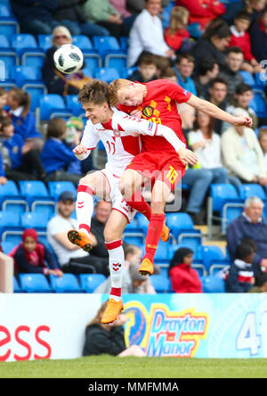 Chesterfield, Regno Unito. Xi maggio, Chesterfield Stadium, Chesterfield, Inghilterra; UEFA Under 17 Campionati Europei, Belgio v Danimarca; Tibo Persyn del Belgio e Gustav Mogensen della Danimarca competere per un credito di intestazione: Azione Plus immagini di sport/Alamy Live News Foto Stock