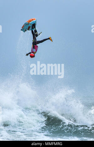 Newquay, Cornwall, Regno Unito. 11 Maggio, 2018. Il Freeride World Jetski Championship torna a Fistral Beach in Newquay, Cornwall. I forti venti e mare mosso hanno contribuito a produrre alcuni spettacolare azione dell'antenna. Gordon Scammell/Alamy Live News Foto Stock