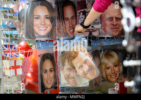 Windsor, Regno Unito. 11 maggio 2018. Maschere al viso con la famiglia reale sul display in un negozio di souvenir in Windsor per le nozze tra il principe Harry e Meghan Markle il 19 maggio. Migliaia di persone sono attese per la visita della città per quello che è stato classificato come il matrimonio dell'anno. Credito: Stephen Chung / Alamy Live News Foto Stock