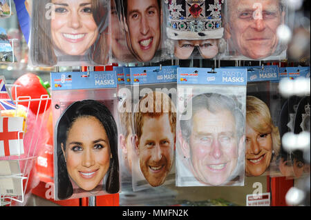 Windsor, Regno Unito. 11 maggio 2018. Maschere al viso con la famiglia reale sul display in un negozio di souvenir in Windsor per le nozze tra il principe Harry e Meghan Markle il 19 maggio. Migliaia di persone sono attese per la visita della città per quello che è stato classificato come il matrimonio dell'anno. Credito: Stephen Chung / Alamy Live News Foto Stock