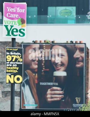 Dublino, Irlanda. 11/5/2018. Aborto Posters Dublino. Votare sì e votare No poster sul display nella città di Dublino, con una Guinness aggiungere in background, come data per il referendum sull'Ottavo emendamento della Costituzione si avvicina. Il referendum è tenuto a dare agli elettori la possibilità di revocare la proposta di emendamento che limita womens accesso all'aborto strutture di terminazione nella Repubblica di Irlanda. Foto: Eamonn Farrell/RollingNews.ie Credito: RollingNews.ie/Alamy Live News Foto Stock