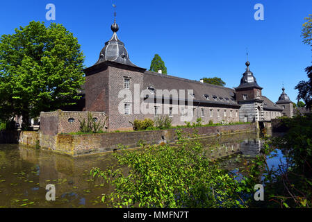 05 maggio 2018, Germania, Duesseldorf-Angermund: Heltdorf Palace, un moated il castello del XI secolo e oggi una parte del conteggio di Spee la proprietà. È circondato dalle più belle Forest park in Bassa Renania settentrionale-Vestfalia, ispirato da paesaggi in inglese. È la seconda più antica di rododendro campioni in Germania, che sono i negozi principali del parco. Da soli in Oriente Westerwede Frisone ci sono più di questi impianti. · Nessun filo servizio · Foto: Horst Ossinger//dpa Foto Stock