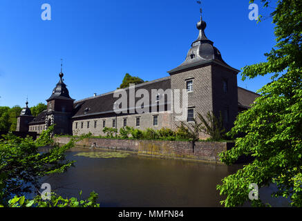 05 maggio 2018, Germania, Duesseldorf-Angermund: Heltdorf Palace, un moated il castello del XI secolo e oggi una parte del conteggio di Spee la proprietà. È circondato dalle più belle Forest park in Bassa Renania settentrionale-Vestfalia, ispirato da paesaggi in inglese. È la seconda più antica di rododendro campioni in Germania, che sono i negozi principali del parco. Da soli in Oriente Westerwede Frisone ci sono più di questi impianti. · Nessun filo servizio · Foto: Horst Ossinger//dpa Foto Stock