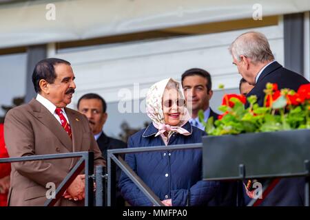 Windsor, Regno Unito. 11 maggio 2018. Il giorno 3. Royal Windsor Horse Show. Windsor. Berkshire. Regno Unito. Endurance. HRH Queen Elizabeth ll. Accompagnata da Hamad Bin Isa Al Khalifa. Il re del Bahrein. Sua Altezza Reale il Duca di York. Il principe Andréj. 11/05/2018. Credito: Sport In immagini/Alamy Live News Foto Stock