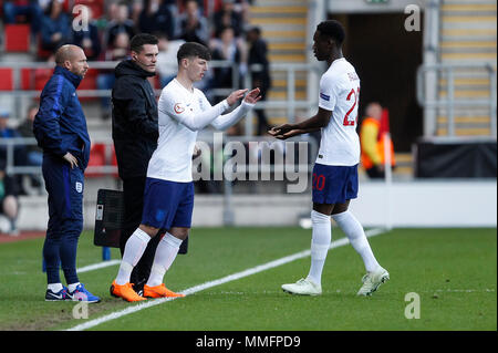 Folarin Balogun di Inghilterra è sostituito da Bobby Duncan di Inghilterra durante il 2018 Campionato Europeo UEFA Under 17 Gruppo una corrispondenza tra la Svizzera e l'Inghilterra a New York Stadium il 10 maggio 2018 a Rotherham, Inghilterra. (Foto di Daniel Chesterton/phcimages.com) Foto Stock