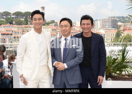 Cannes, Francia. 11 Maggio, 2018. CANNES, Francia - 11 Maggio: (R-L) attori Jung-min Hwang, Sung-min Lee e Ji-Hoon Ju frequentare il photocall per "Spy andato a nord (Gongjak)' durante la settantunesima annuale di Cannes Film Festival presso il Palais des Festivals il 11 maggio 2018 a Cannes, Francia. Credito: Federico Injimbert/ZUMA filo/Alamy Live News Foto Stock