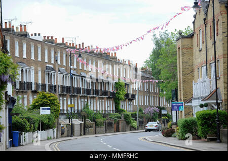 Windsor, Regno Unito. 11 maggio 2018. Continuano i preparativi in Windsor per le nozze tra il principe Harry e Meghan Markle il 19 maggio. Bunting overhead su King's Road segna la strada che appena sposato royal giovane guiderã in un carrello horsedrawn intorno alla città come migliaia di persone sono attese per la visita della città per quello che è stato classificato come il matrimonio dell'anno. Credito: Stephen Chung / Alamy Live News Foto Stock