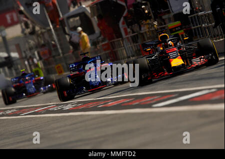 Barcellona, Spagna. 11 maggio 2018. Daniel Ricciardo in Australia la guida del (3) Aston Martin Red Bull Racing RB14 TAG Heuer e Brendon Hartley di Nuova Zelanda guida del (28) Scuderia Toro Rosso STR13 Honda in pista durante la pratica per la spagnolo di FORMULA ONE Grand Prix al Circuit de Catalunya il 11 maggio 2018 a Montmelò, Spagna. Credito: CORDON PREMERE/Alamy Live News Foto Stock