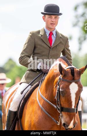 Windsor, Regno Unito. 11 maggio 2018. Il giorno 3. Royal Windsor Horse Show. Windsor. Berkshire. Regno Unito. Martin Collins imprese Cob leggero. Sarà Morton riding Woodfield scelta.il sesto posto. 11/05/2018. Credito: Sport In immagini/Alamy Live News Foto Stock