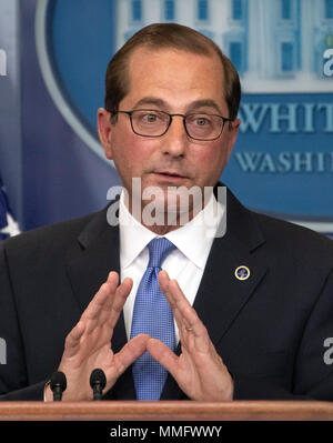 Stati Uniti segretario della Sanità e dei Servizi Umani Alex Azar mutandine reporters a noi Presidente Trump's blueprint per abbassare i prezzi dei farmaci in Brady PressBriefing stanza della Casa Bianca di Washington, DC il venerdì 11 maggio, 2018. Credito: Ron Sachs / CNP | Utilizzo di tutto il mondo Foto Stock