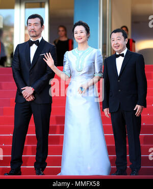 Cannes, Francia. 11 Maggio, 2018. Regista cinese Jia Zhangke (R), attore cinese Liao VENTOLA (L) e attrice cinese Zhao Tao pone sul tappeto rosso prima della premiere del film " cenere è bianco purissimo' alla settantunesima Cannes Film Festival di Cannes, Francia, il 11 maggio 2018. La settantunesima Cannes Film Festival è qui tenuto dal 8 Maggio al 19 maggio. Credito: Luo Huanhuan/Xinhua/Alamy Live News Foto Stock