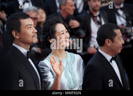 Cannes, Francia. 11 maggio 2018. Attore Fan Liao, attrice Tao Zhao e direttore Jia Zhangke presso la cenere è il bianco purissimo (Jiang Hu Er Nv) screening di gala presso la settantunesima Cannes Film Festival, venerdì 11 maggio 2018, Cannes, Francia. Photo credit: Doreen Kennedy Credit: Doreen Kennedy/Alamy Live News Foto Stock