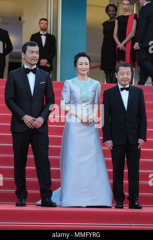 Cannes, Francia. 11 maggio 2018. Ventilatore Liao, Tao Zhao e Jia Zhangke sul " cenere è bianco purissimo' tappeto rosso venerdì 11 maggio 2018 come parte della settantunesima International Cannes Film Festival tenutosi presso il Palais des Festivals, Cannes. Nella foto: ventola Liao, Tao Zhao , Jia Zhangke. Foto di Julie Edwards. Credito: Julie Edwards/Alamy Live News Foto Stock