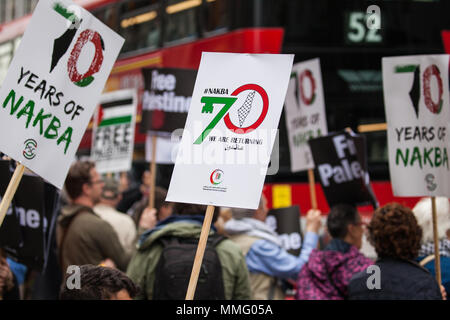 Londra, Regno Unito. 11 Maggio, 2018. Gli attivisti Pro-Palestinian protestare di fronte l'ambasciata israeliana per contrassegnare il settantesimo anniversario della la Nakba e in solidarietà con la grande marzo di ritorno nella Striscia di Gaza. La protesta è stata organizzata dalla Palestina Campagna di solidarietà, Amici di Al-Aqsa, Forum palestinese in Gran Bretagna e Olive. Credito: Mark Kerrison/Alamy Live News Foto Stock