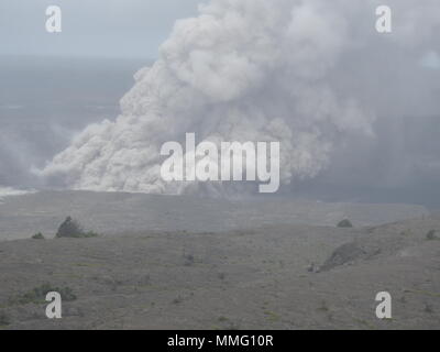 Pennacchio di cenere dal vulcano Kilauea Hawaii oggi (15/05/2018 HST) o 05/16/2018 Foto Stock