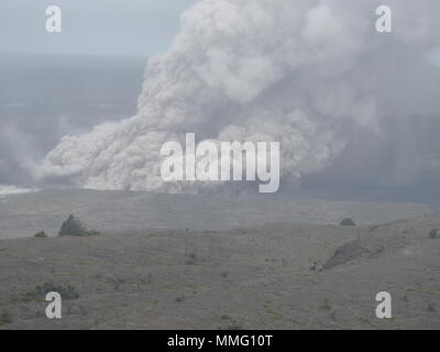 Pennacchio di cenere dal vulcano Kilauea Hawaii oggi (15/05/2018 HST) o 05/16/2018 Foto Stock