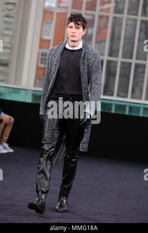 Per il modello in pista al Topman Design Uomo Autunno Inverno fashion show alla settimana della moda di Londra. Londra 20 Febbraio 2012 Foto Stock