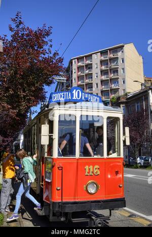 Torino Piemonte, Italia. Il 7 maggio 2017. Il vintage tram no. 116 che è servito il secolo scorso sul percorso del Royal Park a Torino. Esso è completamente functio Foto Stock
