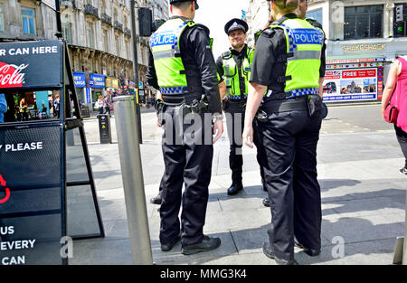 Londra, Inghilterra, Regno Unito. Metropolitan gli ufficiali di polizia che indossa hi-vis giacche in Leicester Square Foto Stock