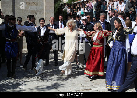 La duchessa di Cornovaglia cerca la sua mano alla danza greca come ella tours bancarelle vetrina per produrre cretese, artigianato, iniziative locali e imprenditori, durante un aborigeno in Archanes, Creta, Grecia. Foto Stock