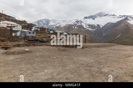 Antico borgo di Khinalig in montagna Foto Stock