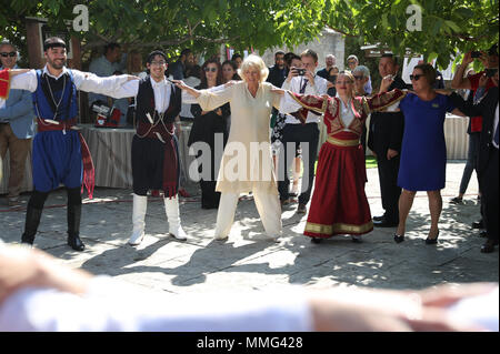 La duchessa di Cornovaglia cerca la sua mano alla danza greca come ella tours bancarelle vetrina per produrre cretese, artigianato, iniziative locali e imprenditori, durante un aborigeno in Archanes, Creta, Grecia. Foto Stock