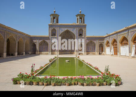 SHIRAZ, IRAN - 26 Aprile 2015: Nasir Al-Mulk moschea di Shiraz, Iran, denominata anche nella cultura popolare come la Moschea di rosa. Fu costruita nel 1888 Foto Stock